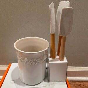 Le Creuset Cotton White Fleur (Flower) Utensil Holder Crock with 3 Utensils Set